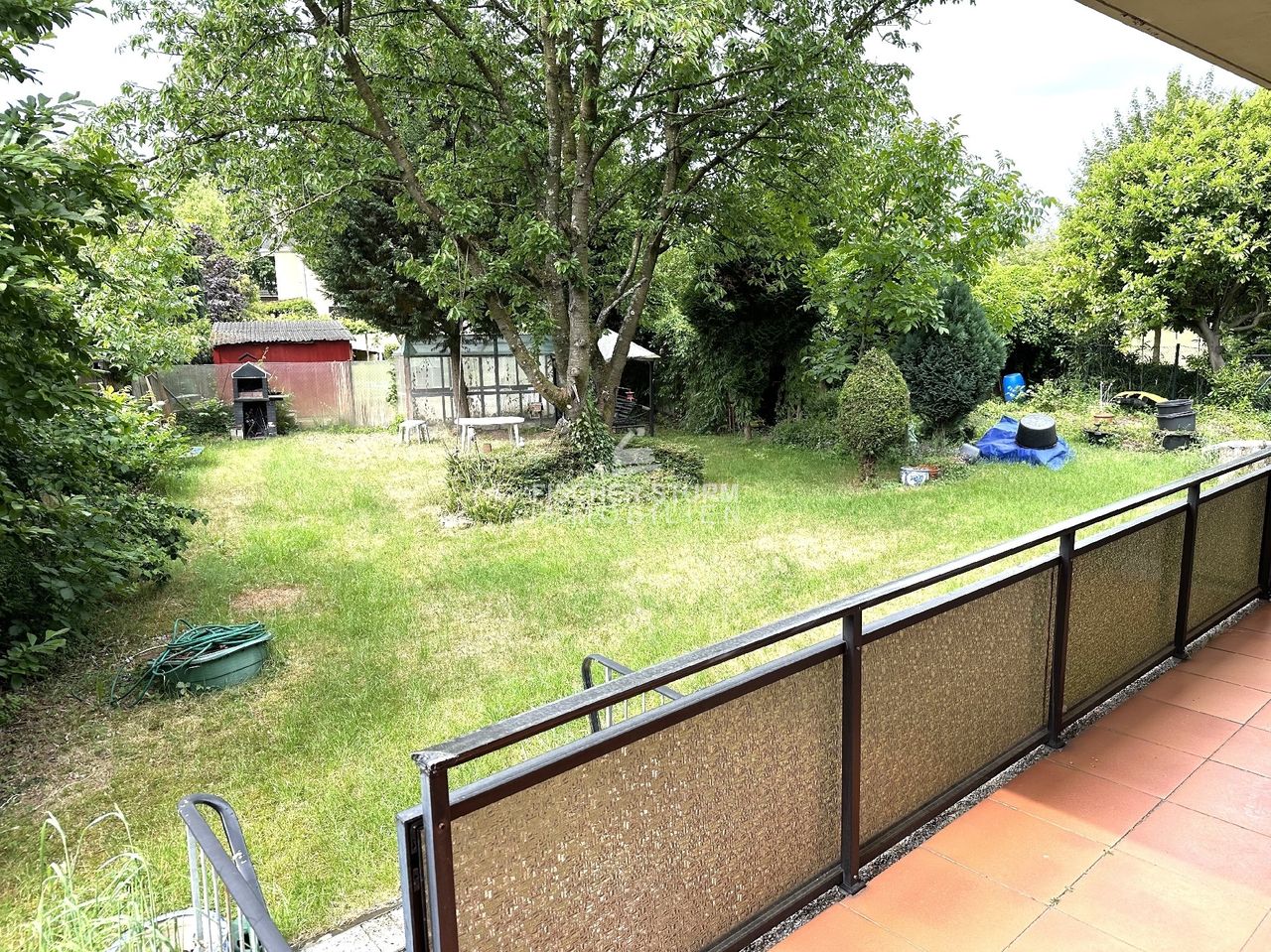 Wohnzimmer mit Balkonzugang