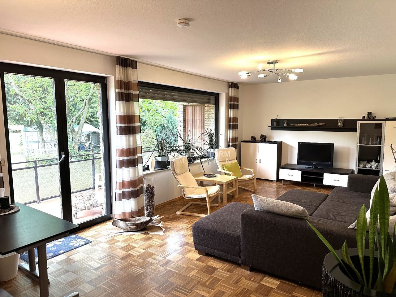 Wohnzimmer mit Balkonzugang