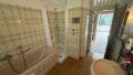 Dusch-/Wannenbad mit Fenster