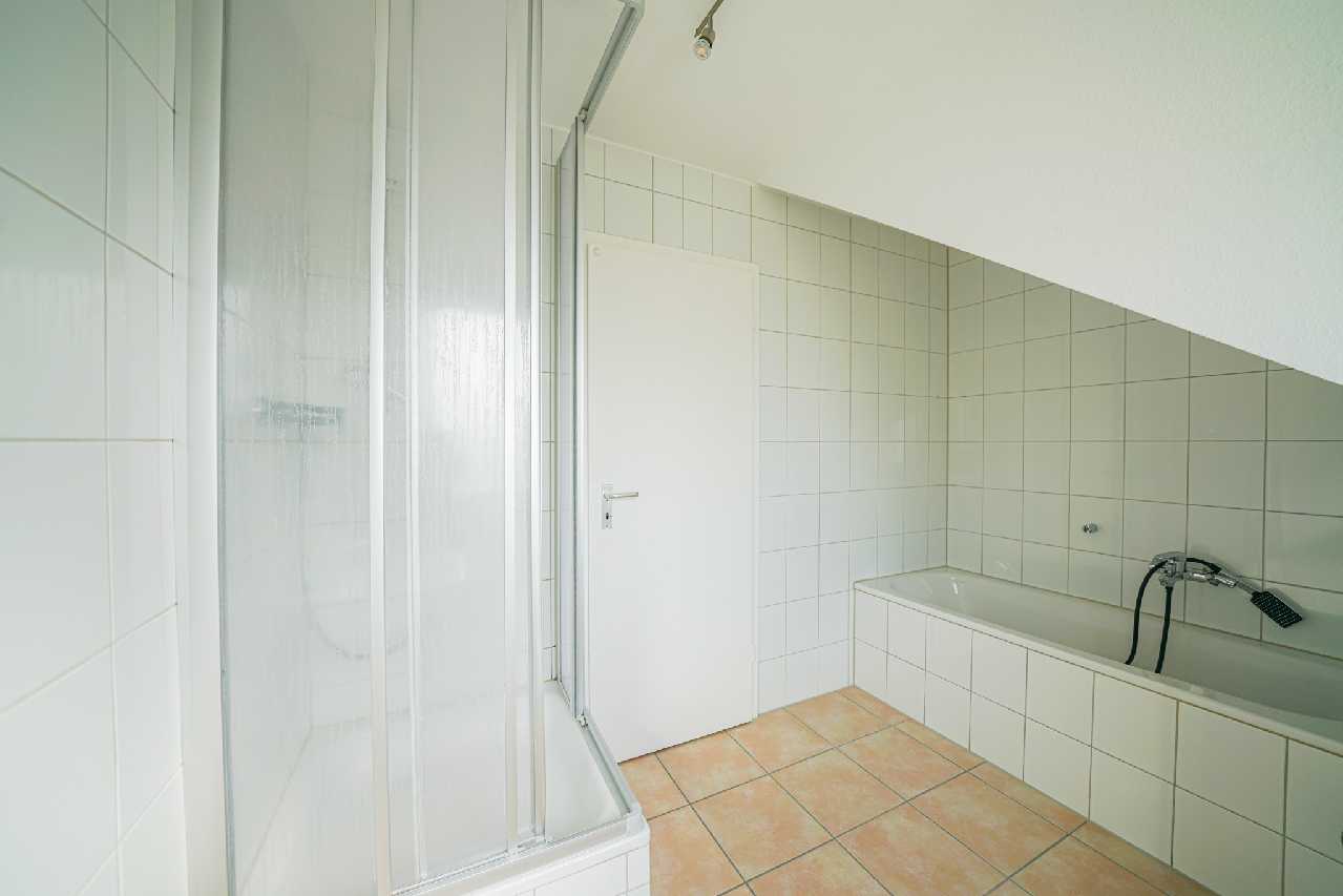 Tageslichtbad mit Dusche und Wanne