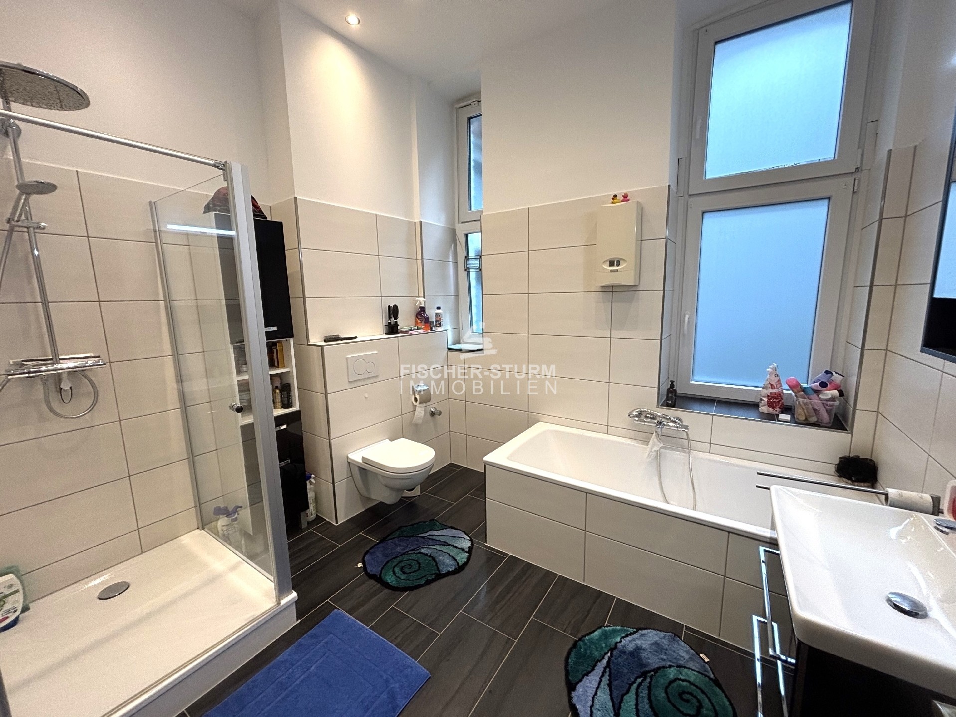 Bad mit Wanne und Dusche