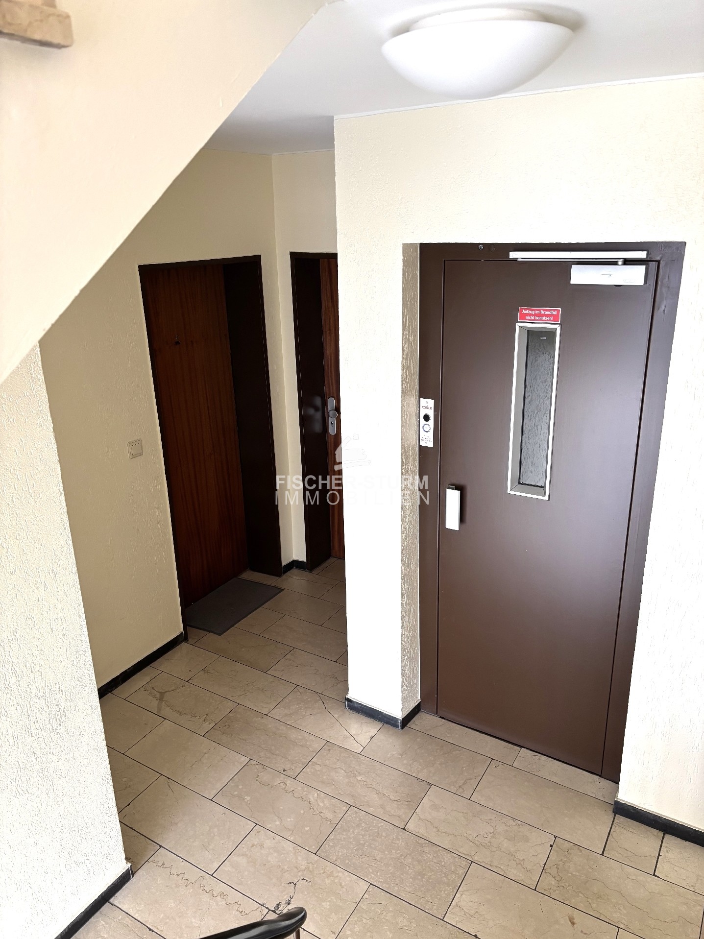 Treppenhaus mit Lift