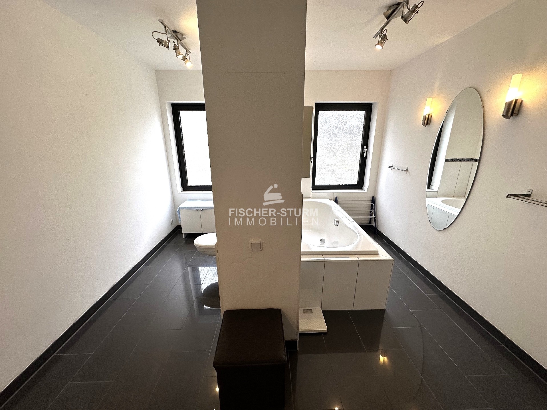 großzügiges Wannenbad mit Fenster