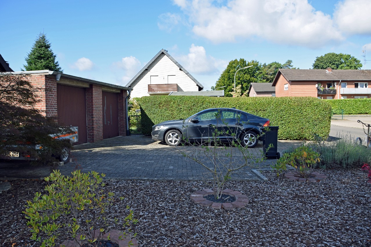 Garagen und Stellplätze