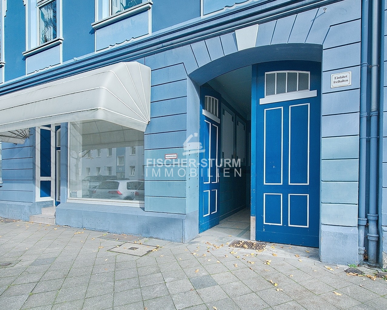 Blick zum Ladenlokal und Toreinfahrt