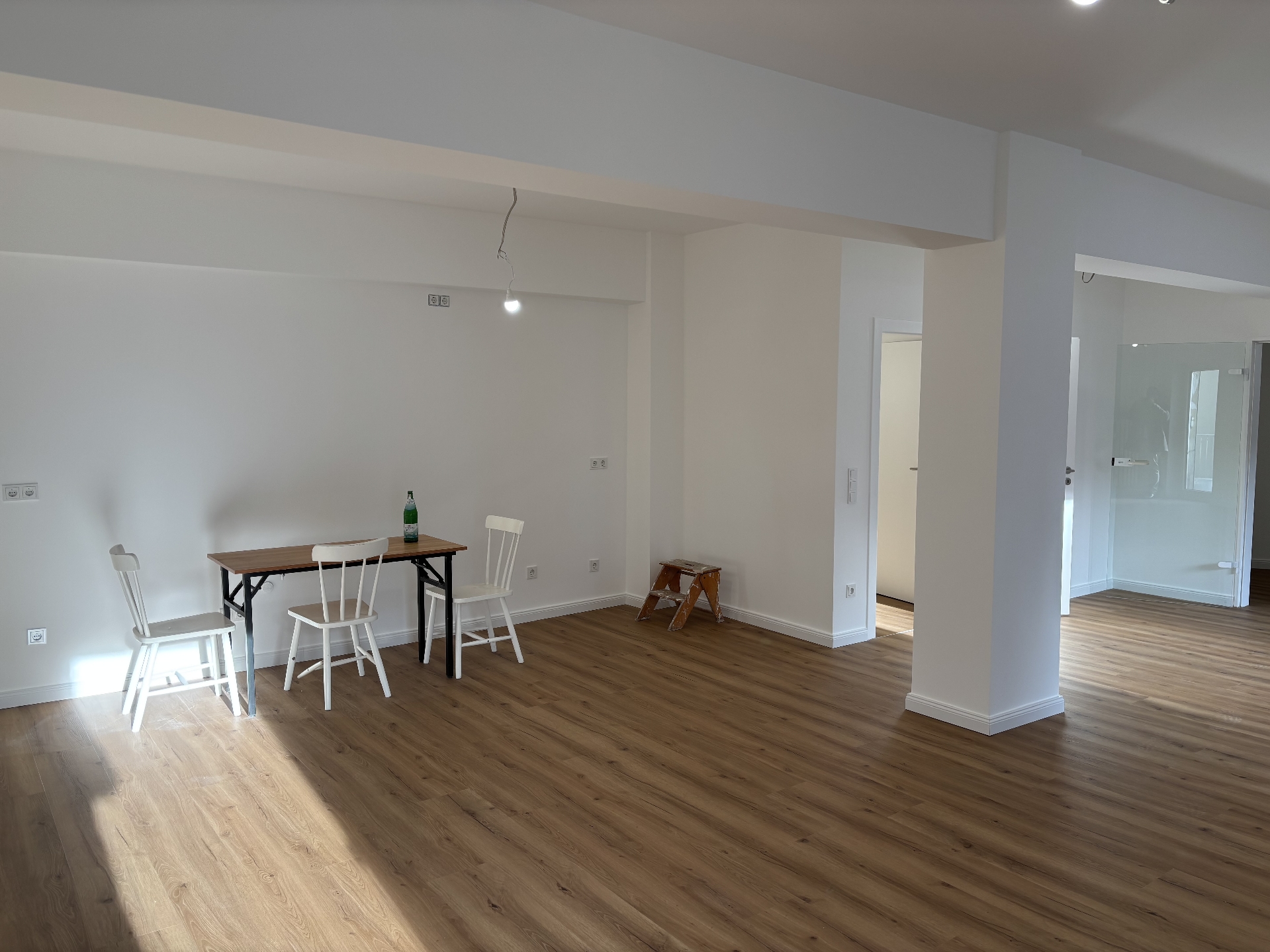 Blick zum offenen Küchenbereich