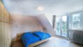 Schlafzimmer mit Balkon im DG