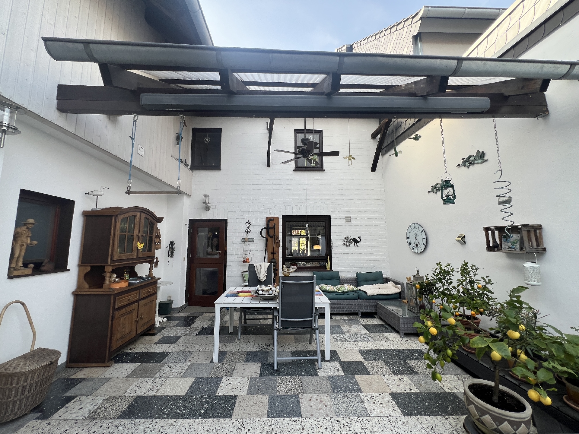 teilüberdachter Innenhof