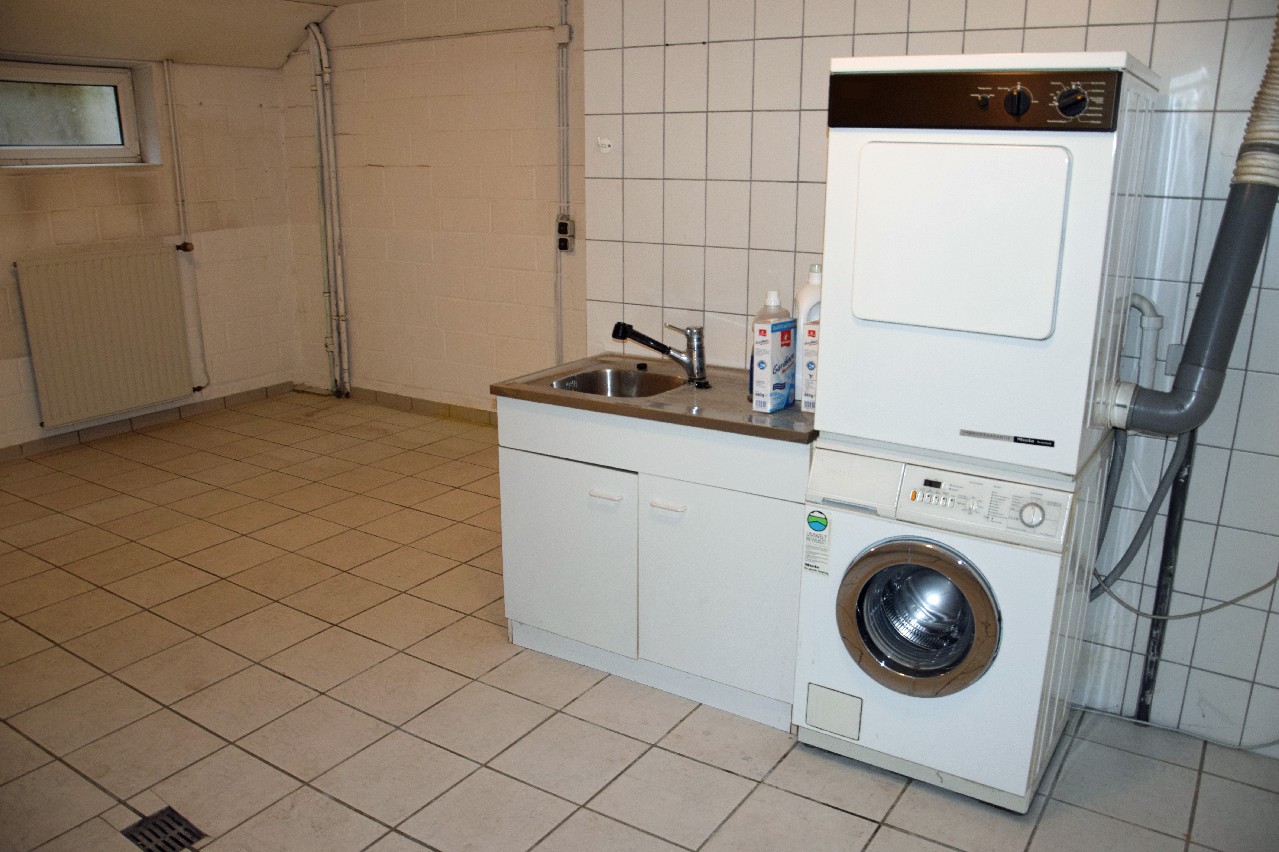 Waschküche mit Zugang in die Garage