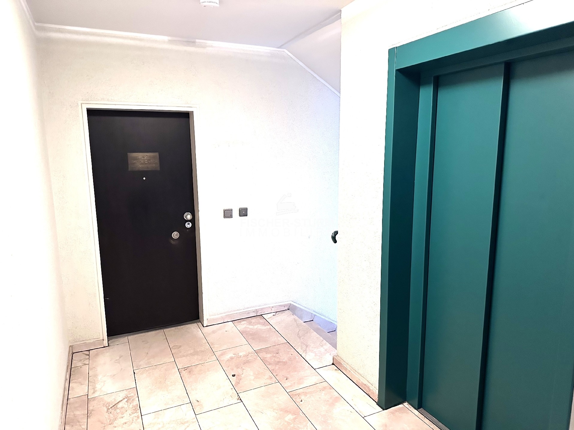 gepflegtes Treppenhaus + Lift