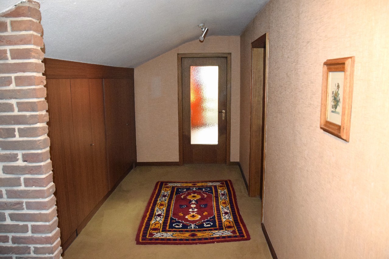 Flur DG mit Einbauschrank