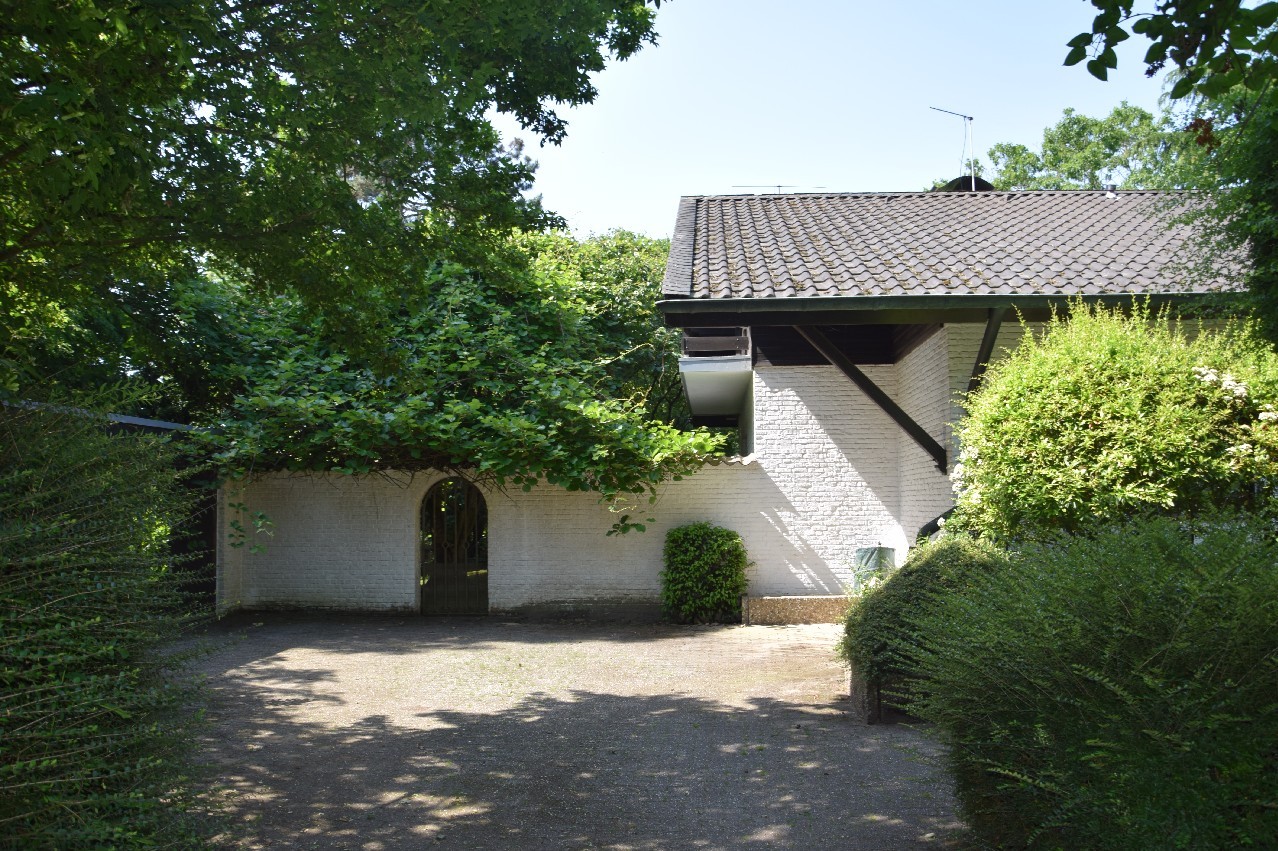 Frontansicht/Stellplätze