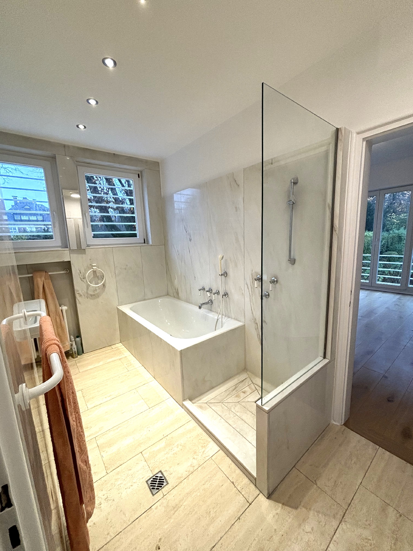 Bad mit Wanne + Dusche