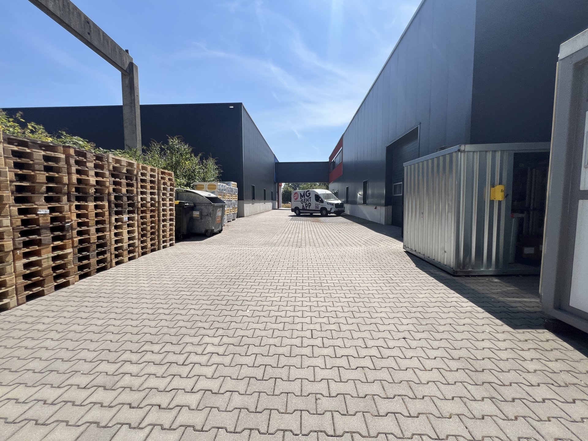 Zufahrt Halle