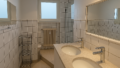 Bad mit Dusche und Fenster