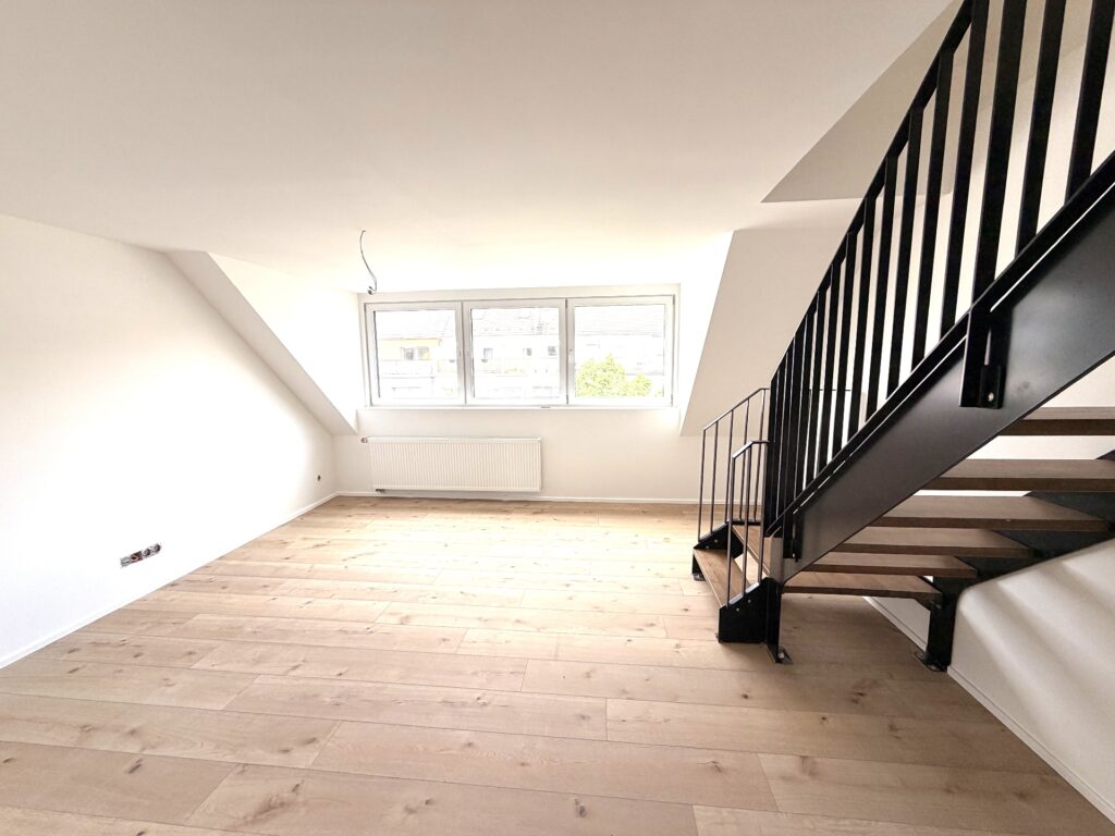 Wohnzimmer mit Treppe