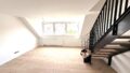 Wohnzimmer mit Treppe