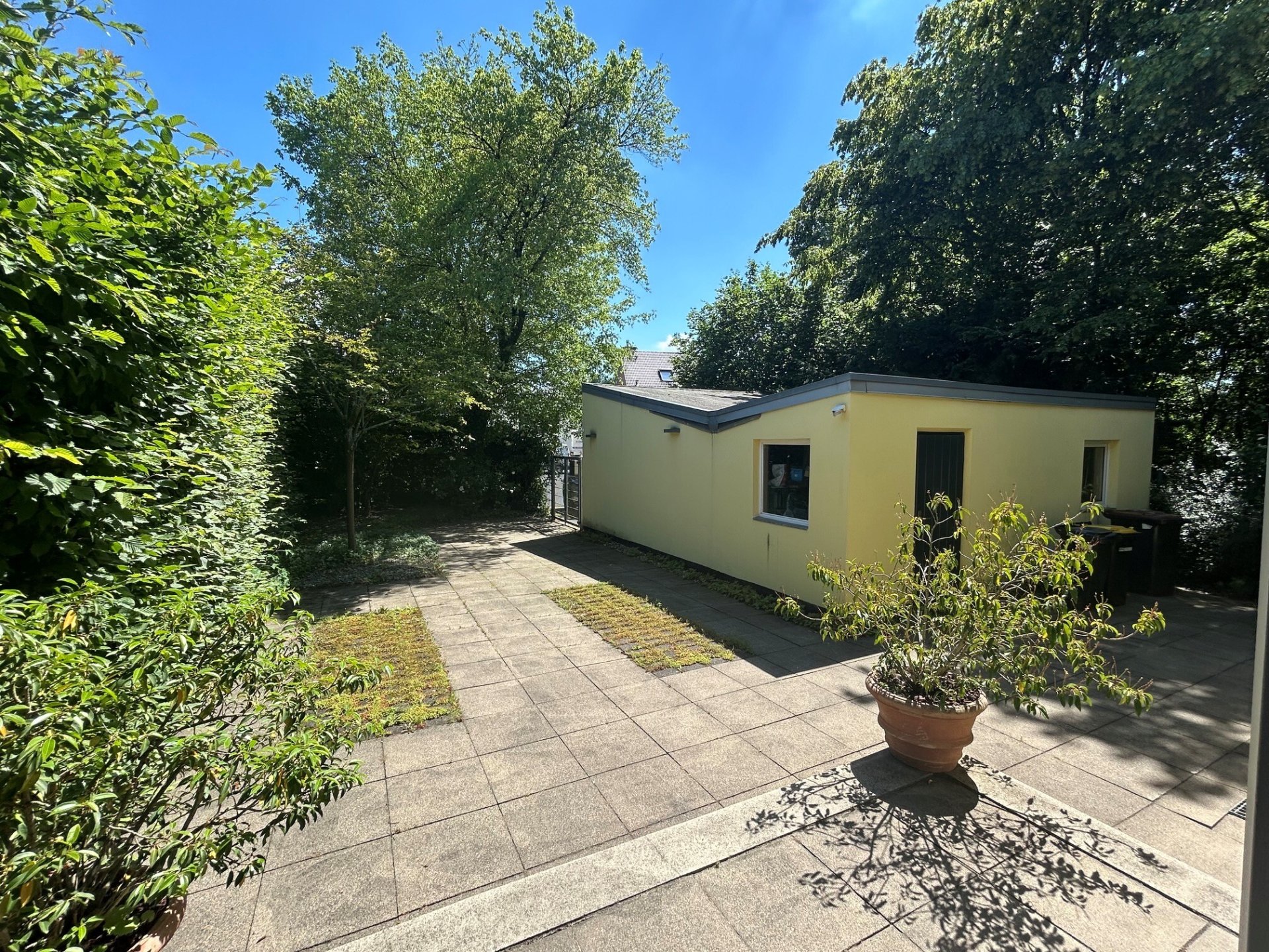 Zugang und Garage