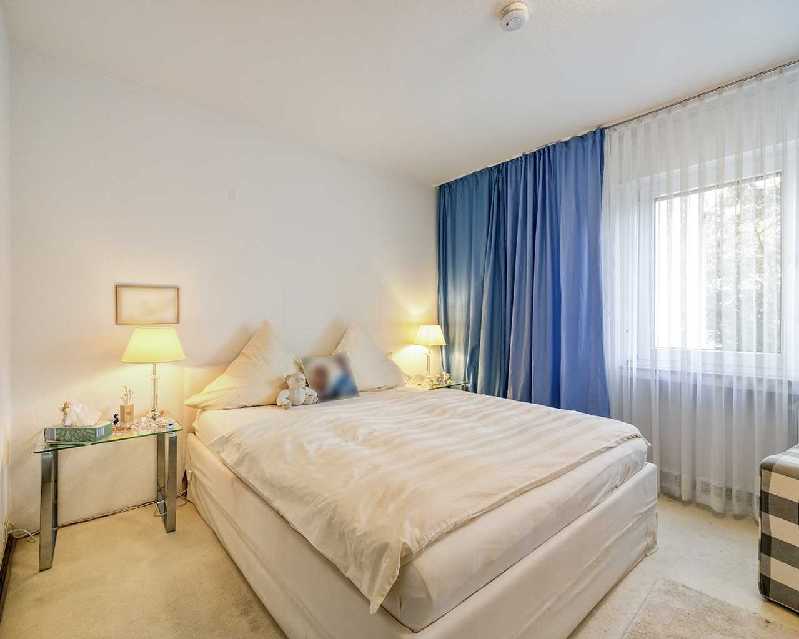 Schlafzimmer (EG)