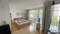 Blick in das Zimmer mit Balkon