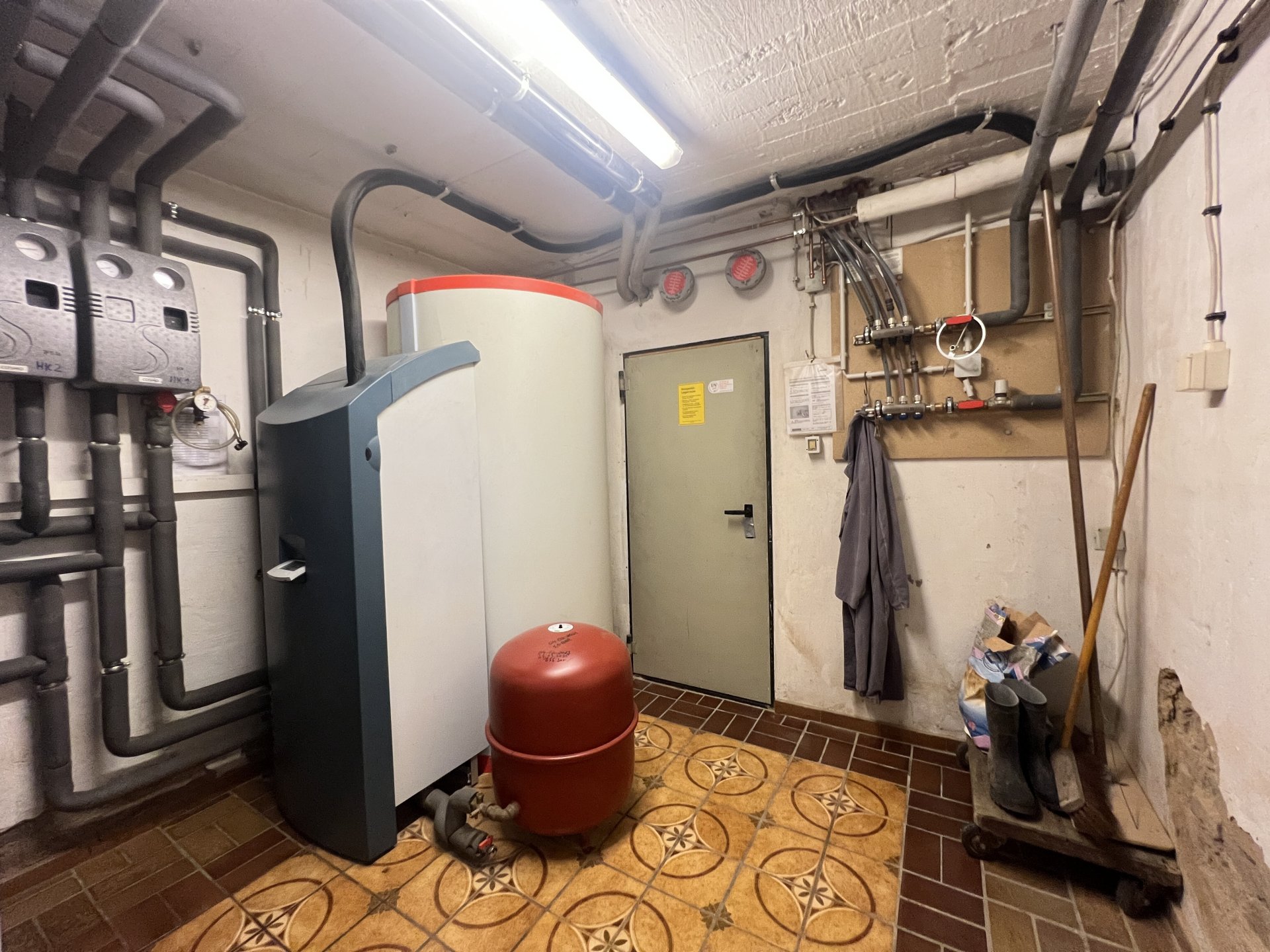 Heizungsraum mit Wärmepumpe