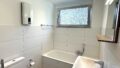 Bad mit Wanne, Dusche und Fenster