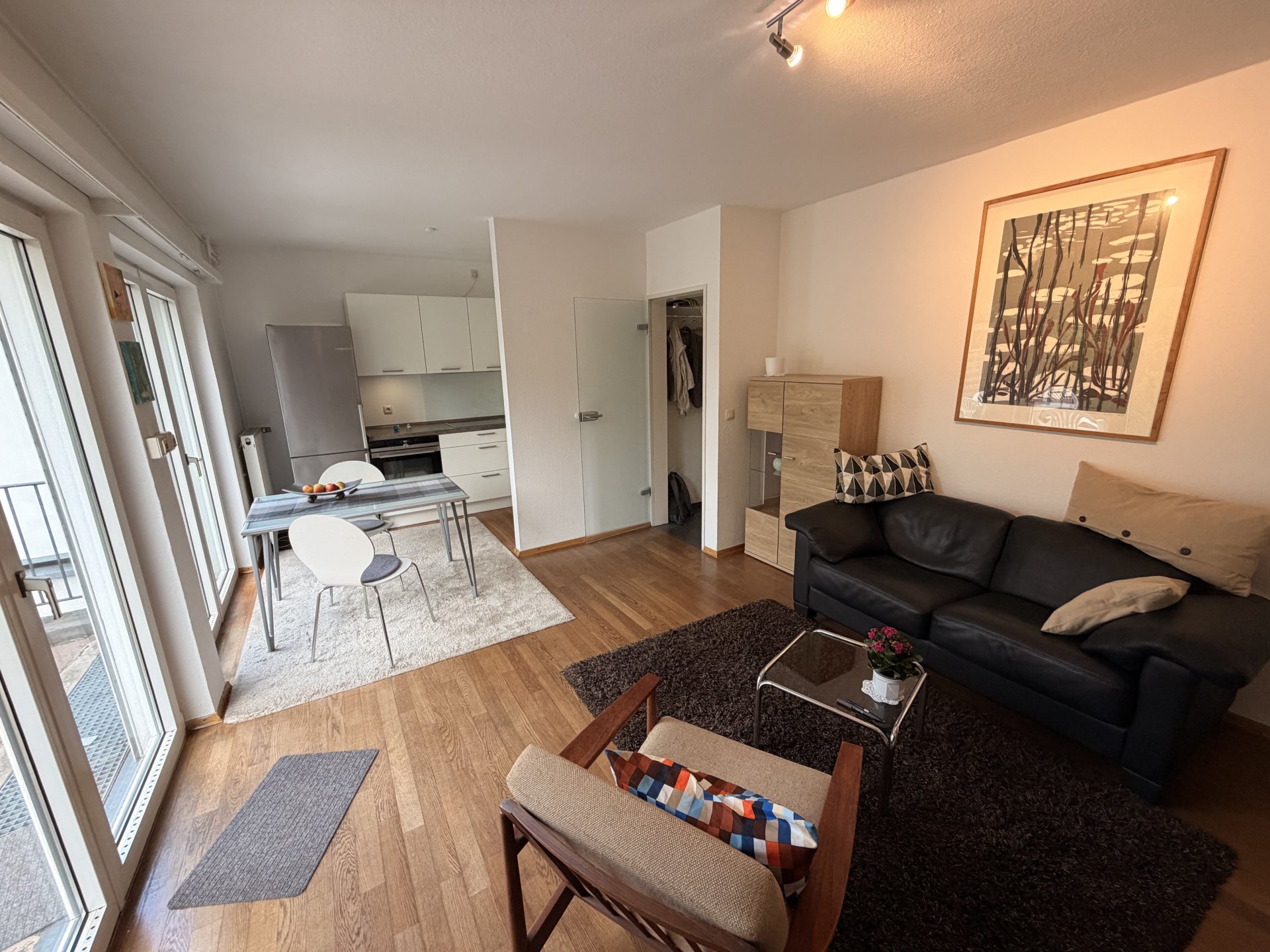 Wohnzimmer mit offener Küche