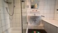 Bad mit Dusche und Wanne