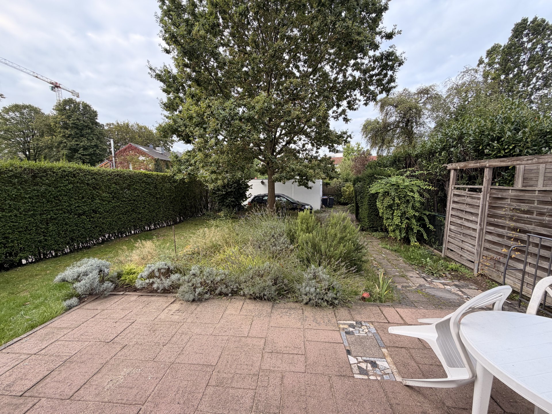 Garten mit Westausrichtung und Garage