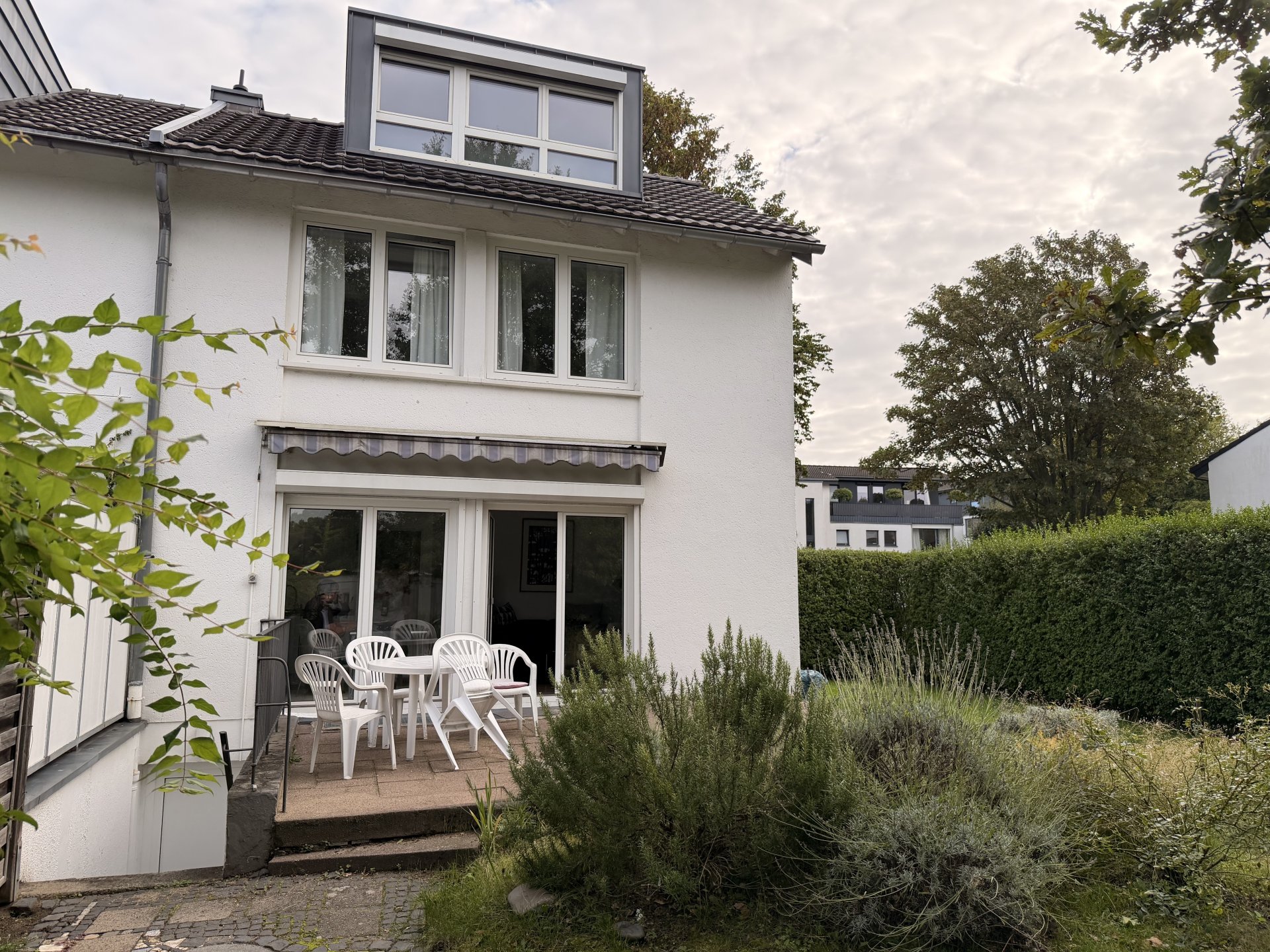 Rückansicht mit Terrasse