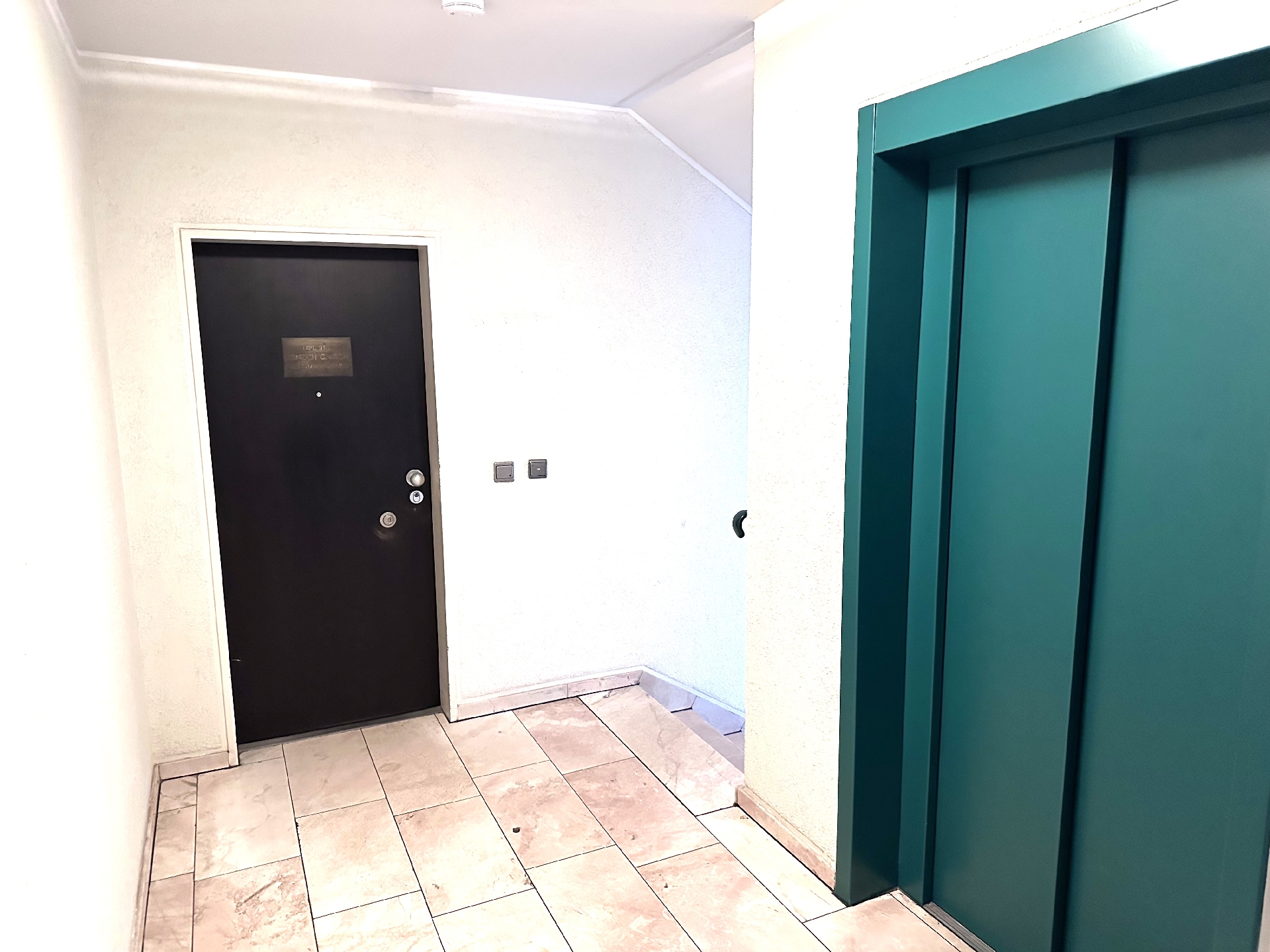 gepflegtes Treppenhaus + Lift